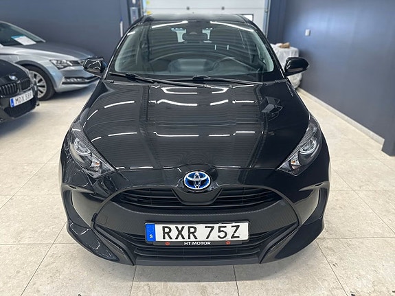 Toyota Yaris 2 of 16