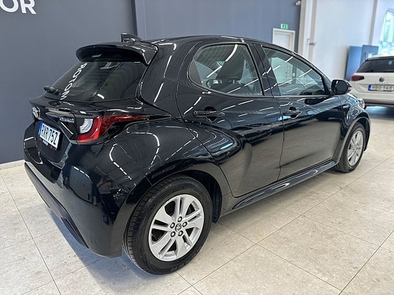 Toyota Yaris 4 of 16
