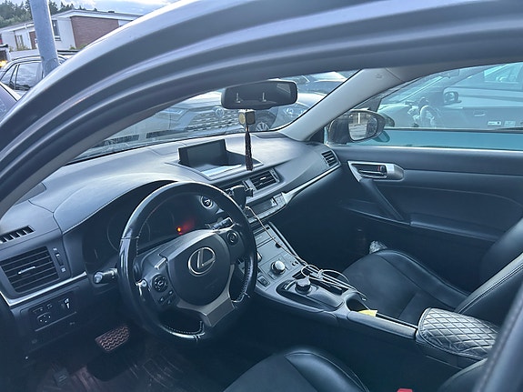 Lexus CT200h 5 of 5