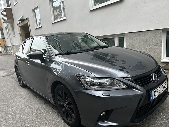 Lexus CT200h 2 of 5