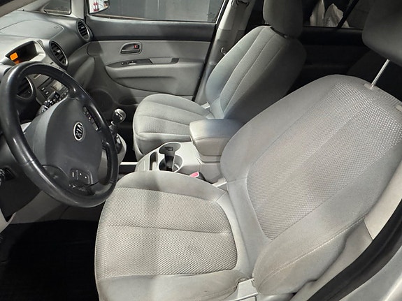 Kia Carens 16 of 16