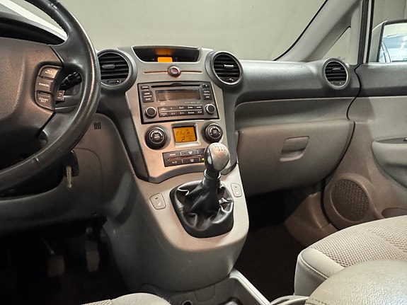 Kia Carens 10 of 16