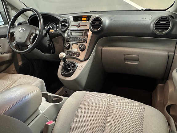 Kia Carens 7 of 16