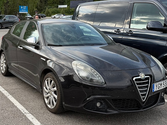 Alfa Romeo Giulietta 2 of 4
