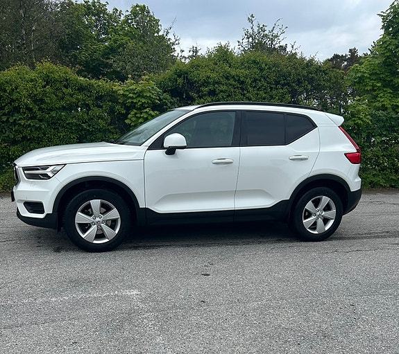 Volvo XC40 2 of 5