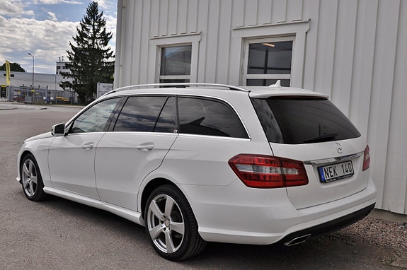 Mercedes-Benz E200 4 of 5