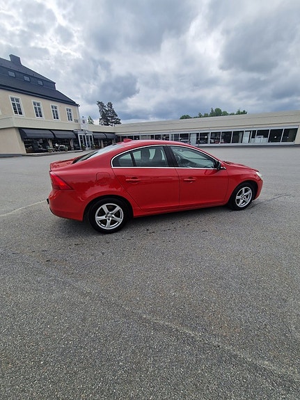 Volvo S60 2 of 5