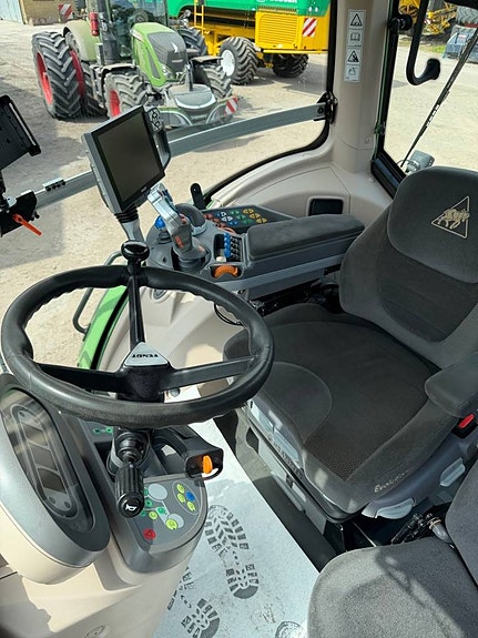 Fendt 828 Vario Profi Plus 9 of 11