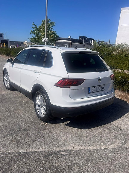Volkswagen Tiguan 2 of 5