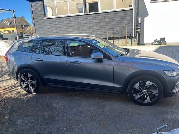 Volvo V60 Cross Country 2 of 5