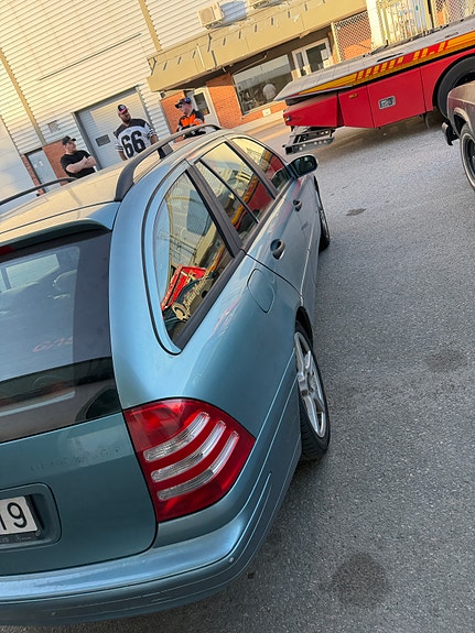 Mercedes-Benz C180 4 of 5