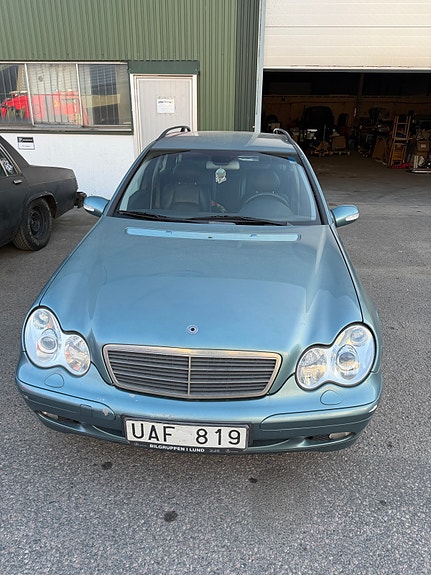 Mercedes-Benz C180 2 of 5