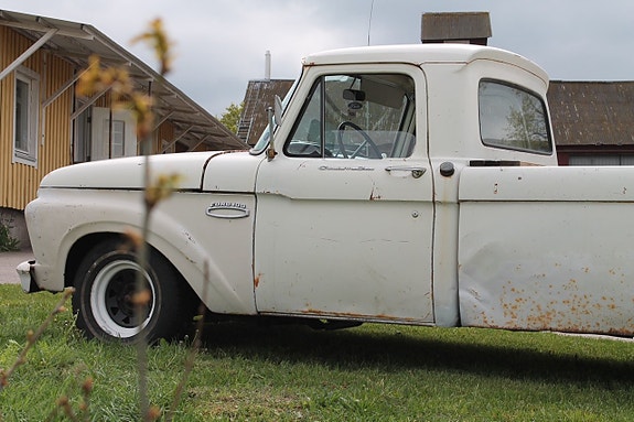 Ford F-100 4 of 5