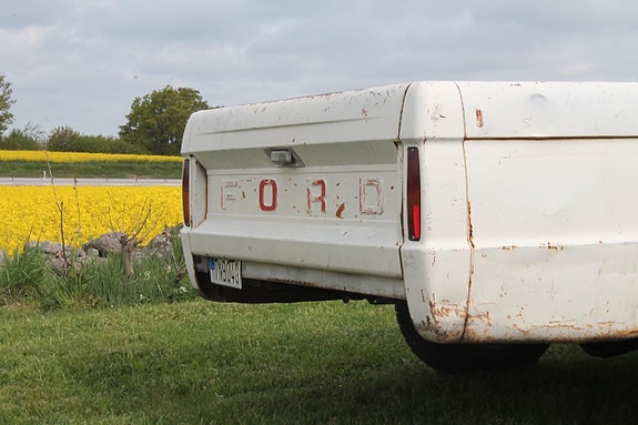 Ford F-100 3 of 5
