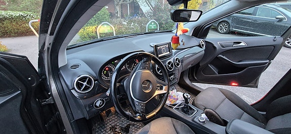 Mercedes-Benz B180 2 of 5