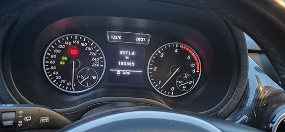 Mercedes-Benz B180 3 of 5