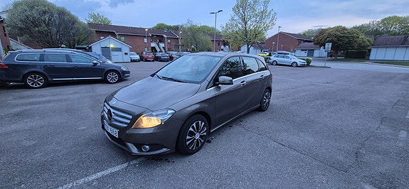 Mercedes-Benz B180 4 of 5