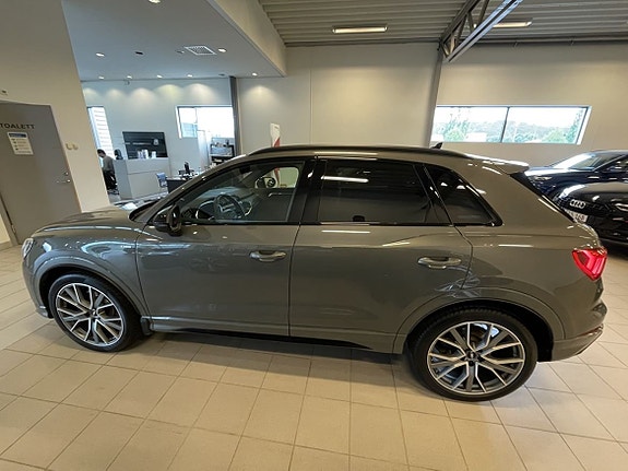 Audi Q3 3 of 5