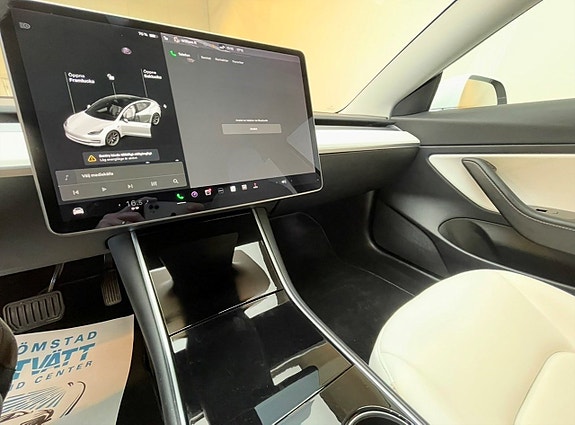 Tesla Model 3 11 of 13