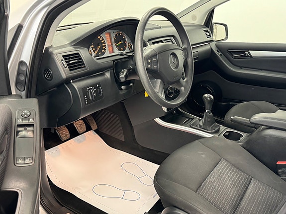 Mercedes-Benz B180 9 of 19