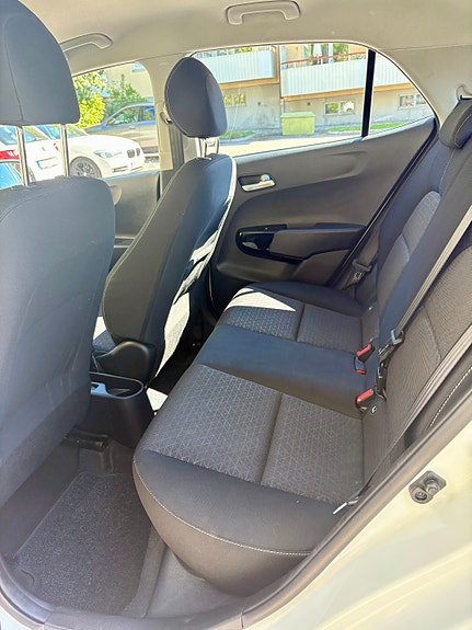 Kia Picanto 8 of 12