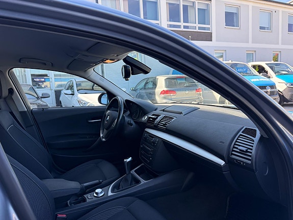 BMW 118i 3 of 5