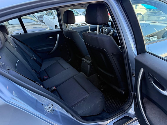 BMW 118i 4 of 5