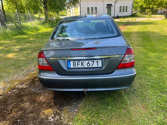 Mercedes-Benz E220 2 of 5