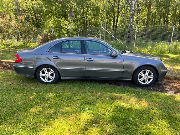 Mercedes-Benz E220 4 of 5