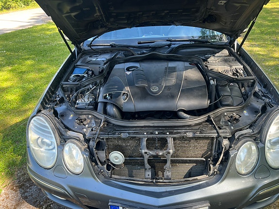 Mercedes-Benz E220 3 of 5