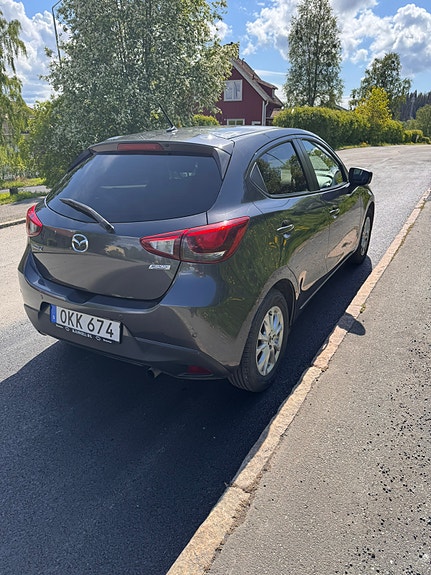 Mazda 2 4 of 5