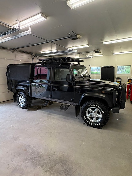 Land Rover Defender 130 2 of 5