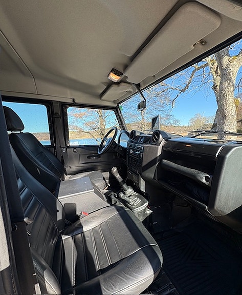Land Rover Defender 130 10 of 10
