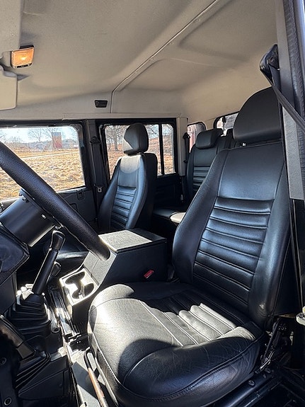 Land Rover Defender 130 7 of 10