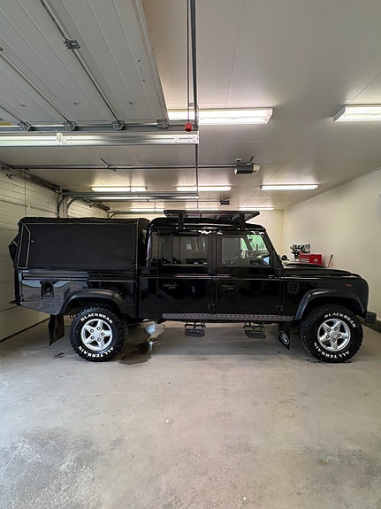 Land Rover Defender 130 3 of 5