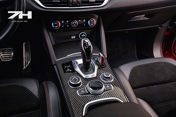 Alfa Romeo Stelvio Quadrifoglio 15 of 26