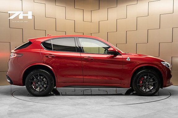 Alfa Romeo Stelvio Quadrifoglio 6 of 26