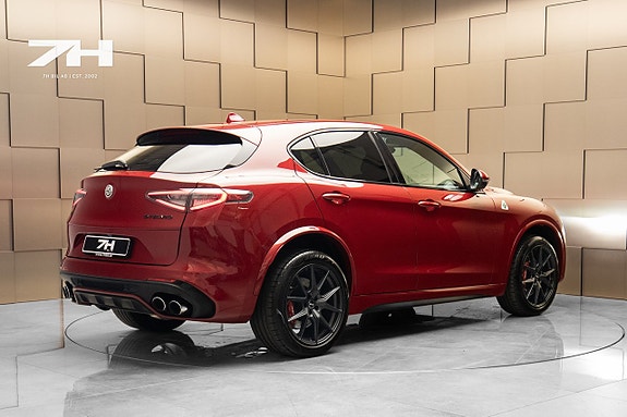 Alfa Romeo Stelvio Quadrifoglio 5 of 5