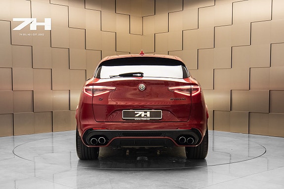 Alfa Romeo Stelvio Quadrifoglio 4 of 5