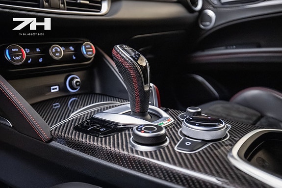 Alfa Romeo Stelvio Quadrifoglio 10 of 26