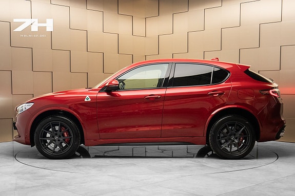 Alfa Romeo Stelvio Quadrifoglio 2 of 5