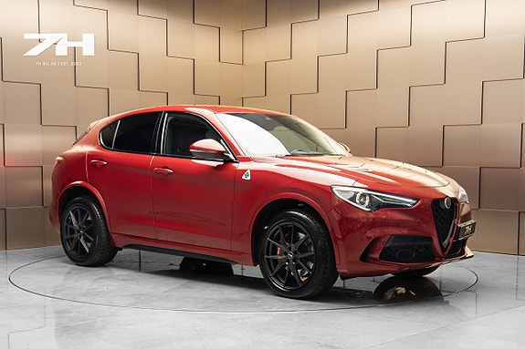 Alfa Romeo Stelvio Quadrifoglio 7 of 26