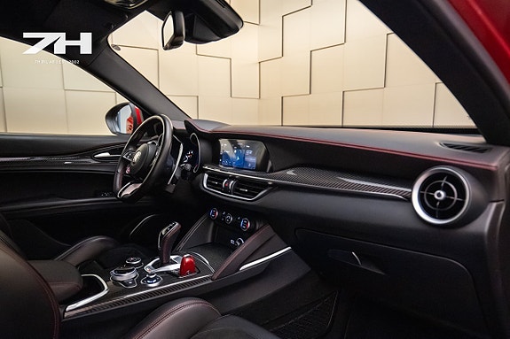 Alfa Romeo Stelvio Quadrifoglio 16 of 26