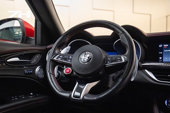 Alfa Romeo Stelvio Quadrifoglio 12 of 26