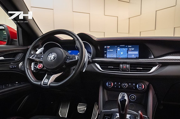 Alfa Romeo Stelvio Quadrifoglio 14 of 26