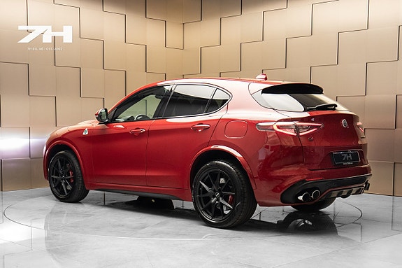 Alfa Romeo Stelvio Quadrifoglio 3 of 5