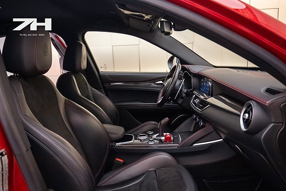 Alfa Romeo Stelvio Quadrifoglio 17 of 26