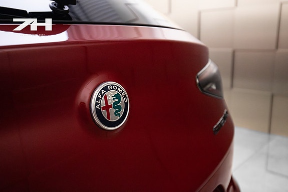 Alfa Romeo Stelvio Quadrifoglio 26 of 26