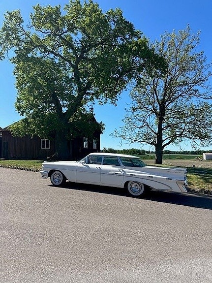 Pontiac Bonneville 2 of 19