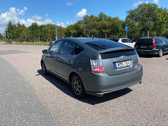 Toyota Prius 2 of 2